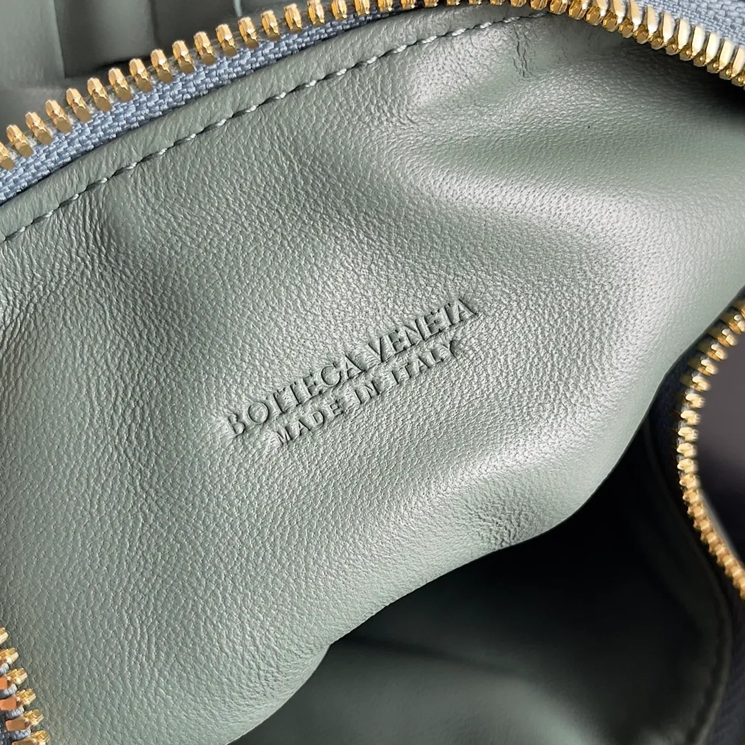 Batch 1360 It is predicted that BV Bottega’s lunch bag will be popular again this year. The entire bag is made of top nappa lambskin, which is very soft and lightweight. It also uses the intrecciato weaving process that the two founders spent several months developing from the beginning of the brand. It is completely hand-woven by Italian craftsmen. It perfectly reflects the craftsmanship of Bottega. The entire bag shape is also a very practical and popular lunch box bag type. The slightly curved arc of the bag mouth can also better fit our wrists. Style number: 754443 Size: 22*13*9